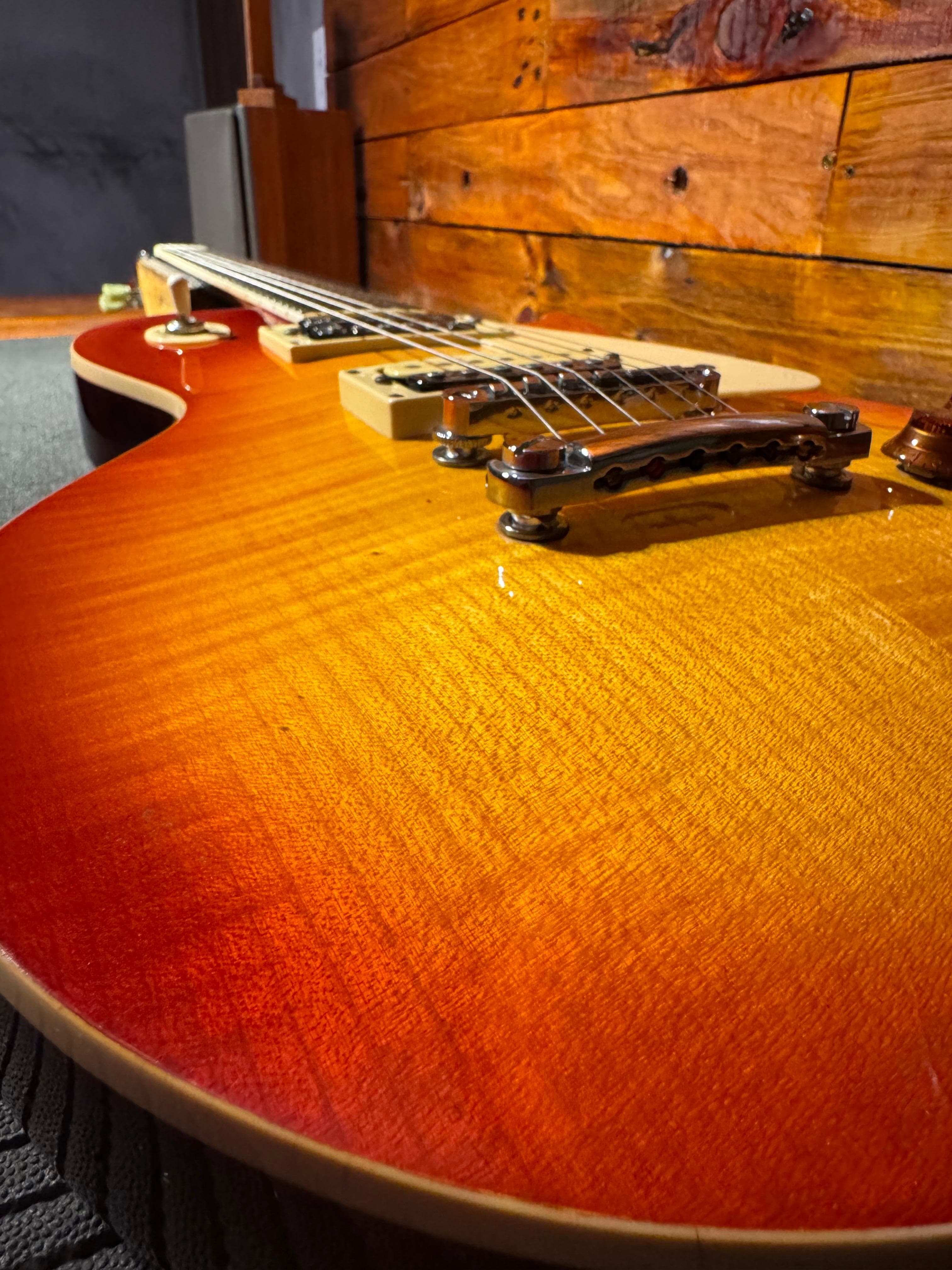 Les Paul cherry burst na bancada da FC Luthier