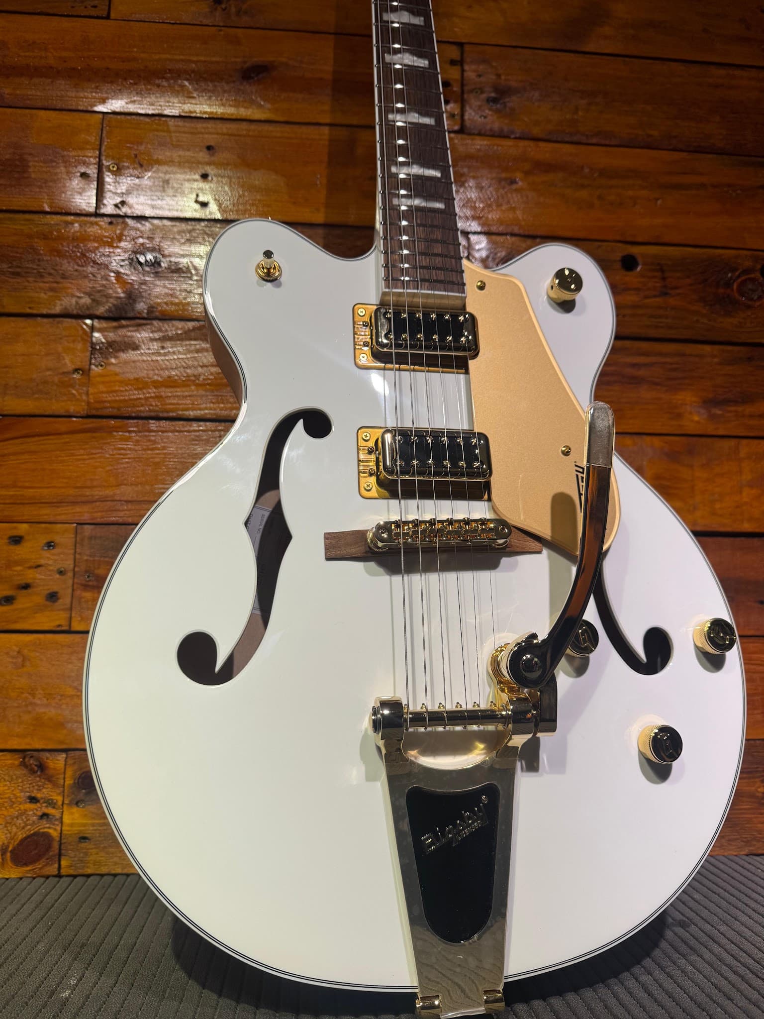 Gretsch branca com Bigsby dourado