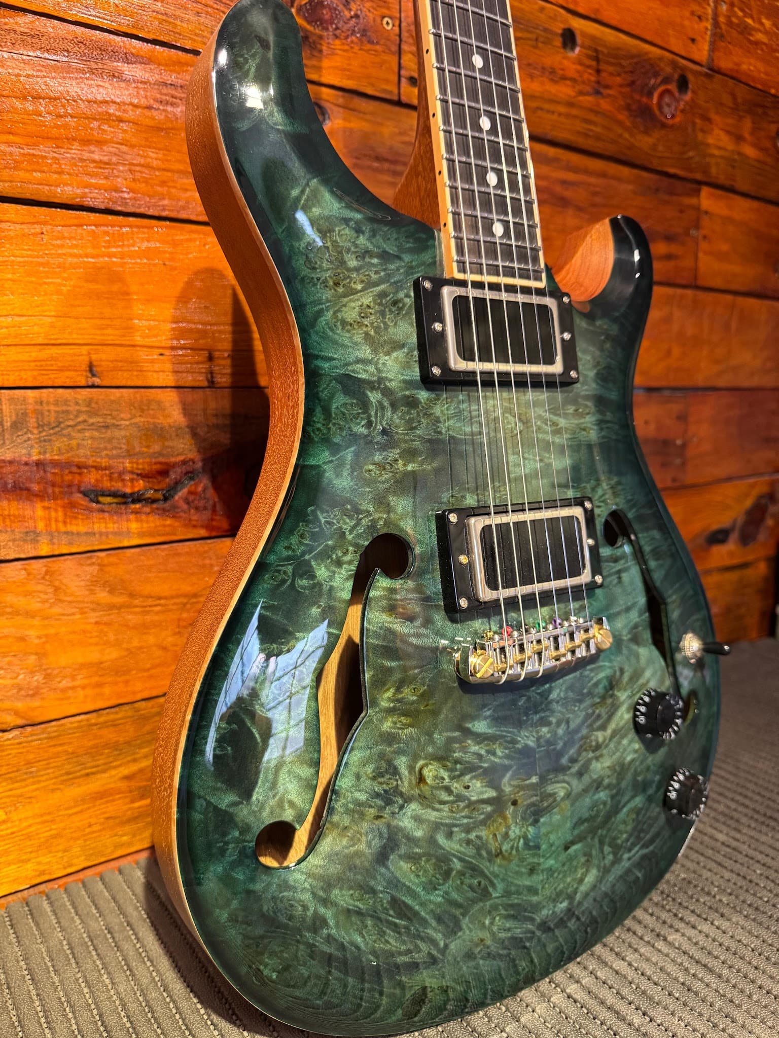 Guitarra hollowbody teal burl com f-holes