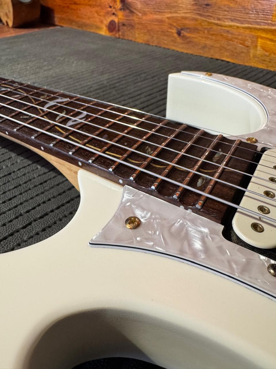 Ibanez branca com escudo perolado