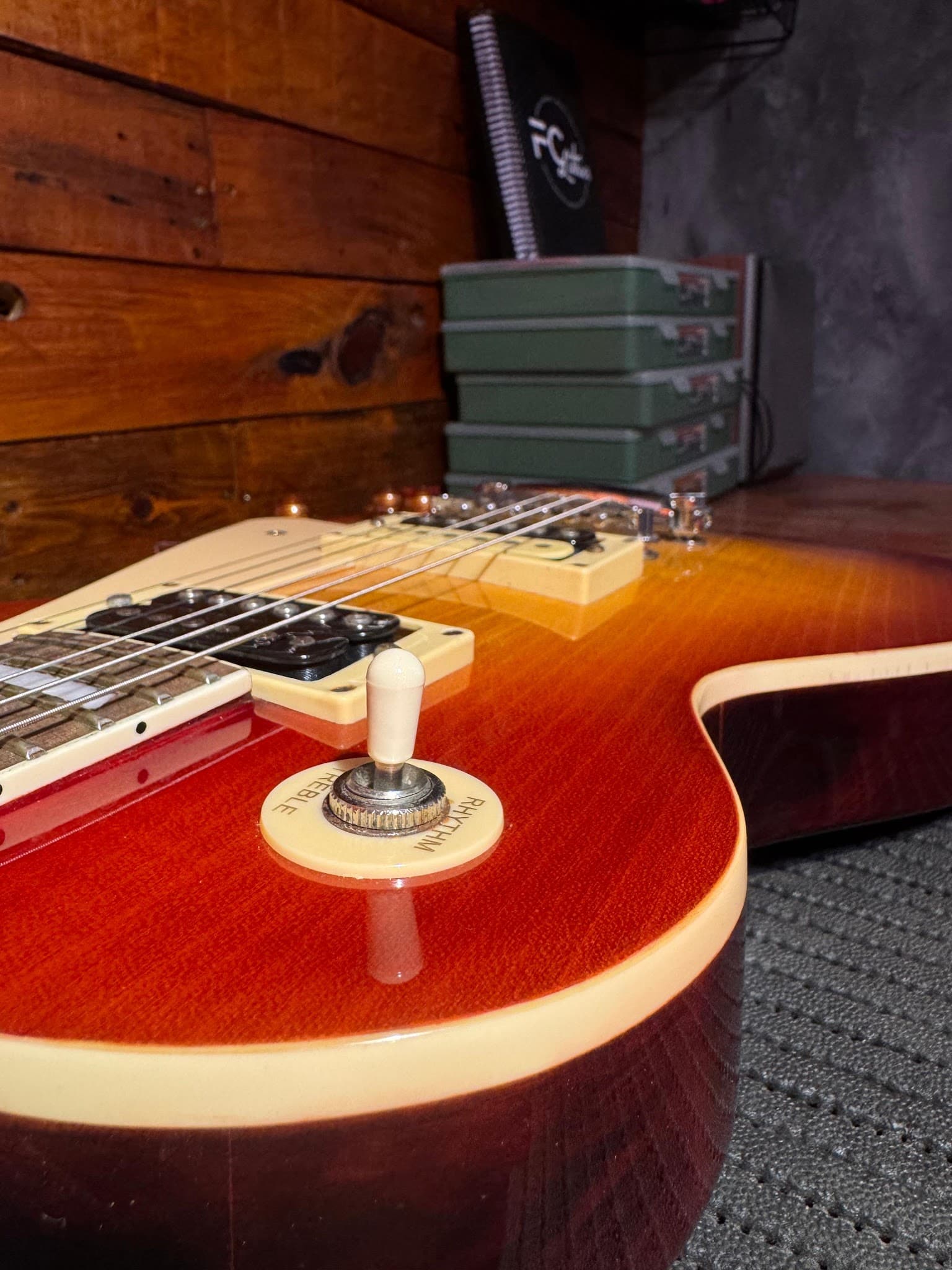 Les Paul cherry burst com caderno da FC ao fundo