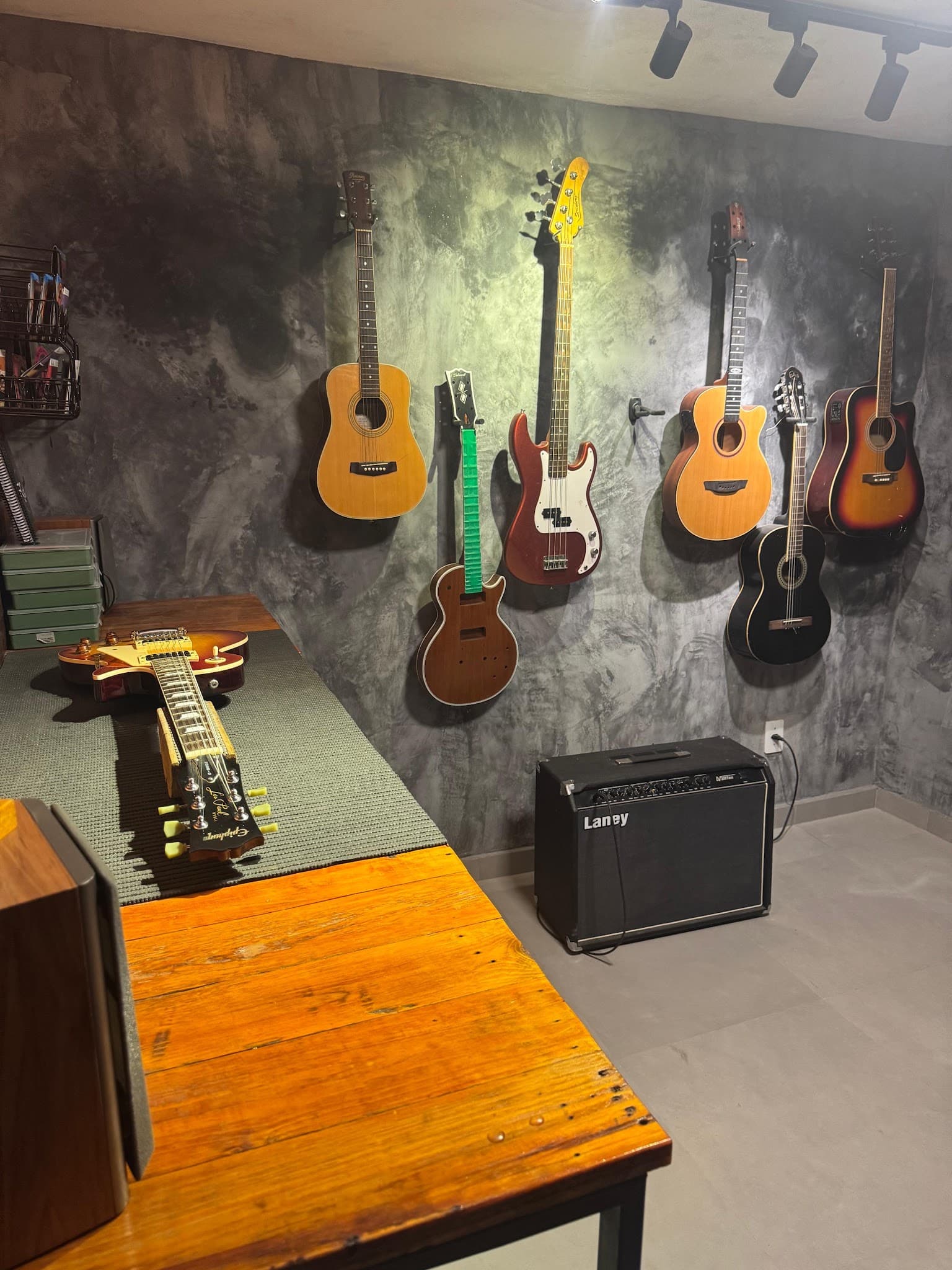 Oficina da FC Luthier em Betim: instrumentos pendurados, bancada e amplificador